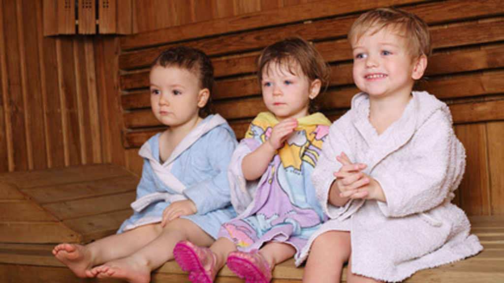 Kinder in der Sauna