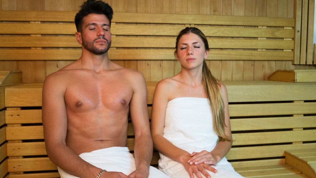 Mann und Frau in der gemischten Sauna