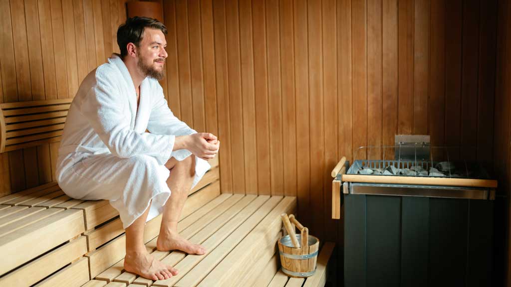 Mann in Sauna