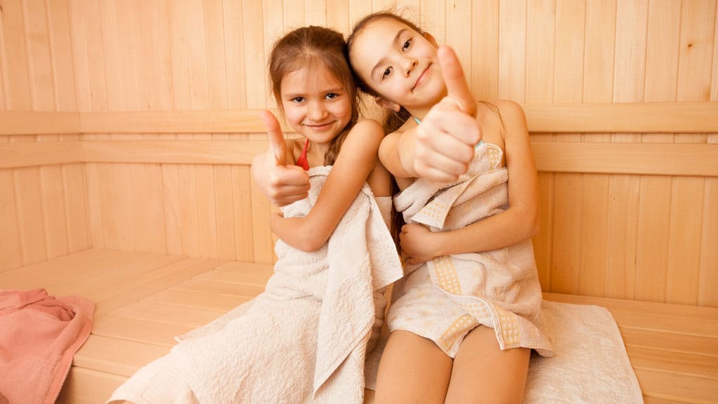 Kinder in der Sauna