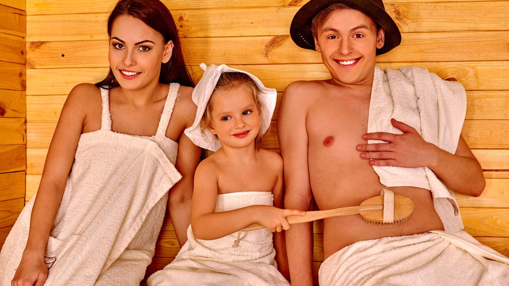 Familie mit Baby in der Sauna