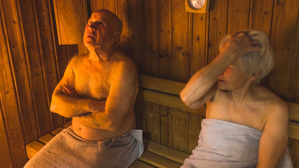 Älteres Ehepaar in der Sauna